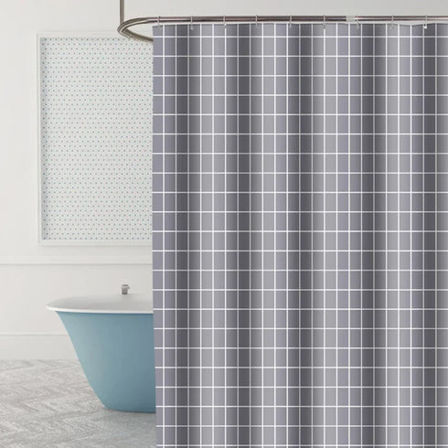 Rideau de douche motif carreaux écossais gris et blanc dans une salle de bain