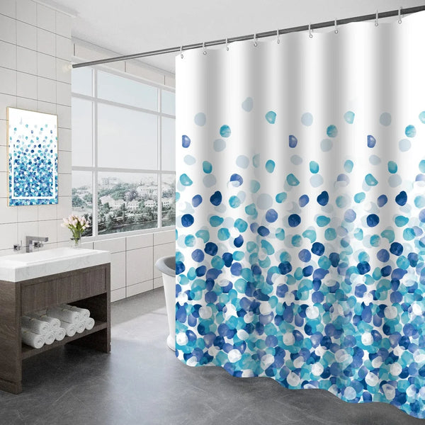 Rideau de douche motif pois bleus en cascade sur fond blanc dans une salle de bain
