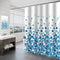 Rideau de douche motif pois bleus en cascade sur fond blanc dans une salle de bain