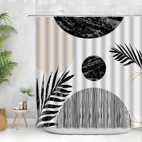 Rideau de douche motif abstrait noir et blanc, cercles et palmes dans une salle de bain