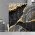 Rideau de douche motif agate noire et or dans une salle de bain