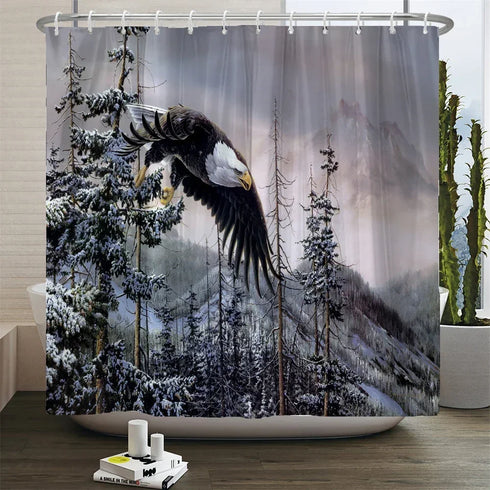 Rideau de douche motif aigle en vol au-dessus des sapins dans une salle de bain