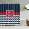 Rideau de douche motif ancre marine et chevrons bleus dans une salle de bain