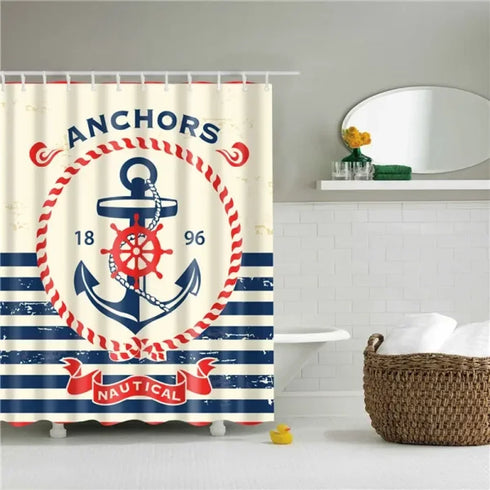 Rideau de douche motif ancre nautique et gouvernail rétro dans une salle de bain