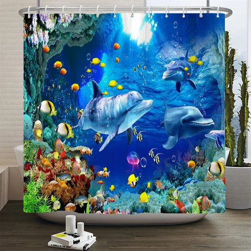 Rideau de douche motif aquarium tropical et dauphins dans une salle de bain