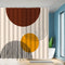Rideau de douche motif arches mid-century terracotta dans une salle de bain