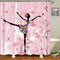 Rideau de douche motif ballerine en robe fleurie dans une salle de bain