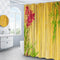 Rideau de douche motif bambou doré et orchidée fuchsia dans une salle de bain