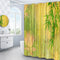 Rideau de douche motif bambou vert tendre et lotus dans une salle de bain