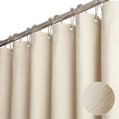 Rideau de douche beige effet lin suspendu par des crochets en métal argenté