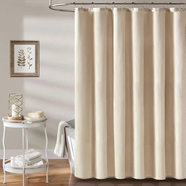 Rideau de douche beige effet lin dans une salle de bain avec tabouret