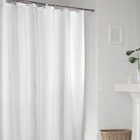 Rideau de douche blanc épais dans une salle de bain avec lavabo et panier