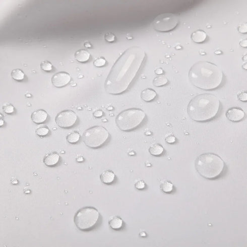 Gouttes d'eau perlant sur le tissu imperméable du rideau de douche blanc