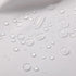 Gouttes d'eau perlant sur le tissu imperméable du rideau de douche blanc