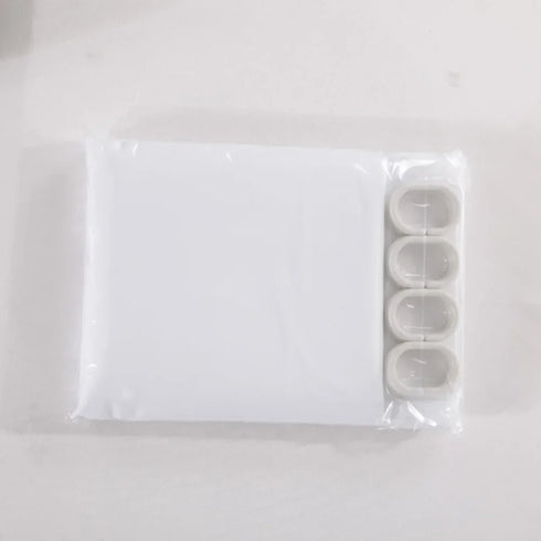 Rideau de douche blanc plié avec ses crochets en C fournis