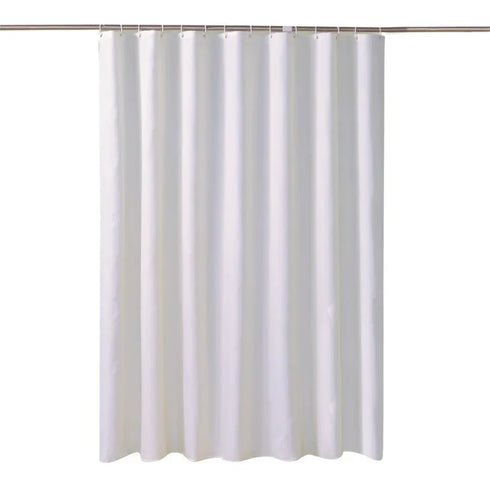 Rideau de douche blanc uni en polyester suspendu à une tringle, vue de face