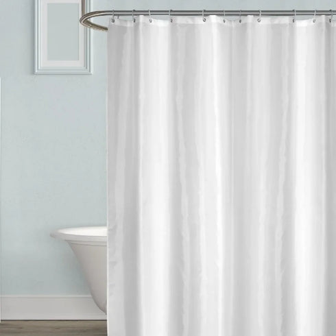 Rideau de douche blanc uni sur tringle dans une salle de bain claire