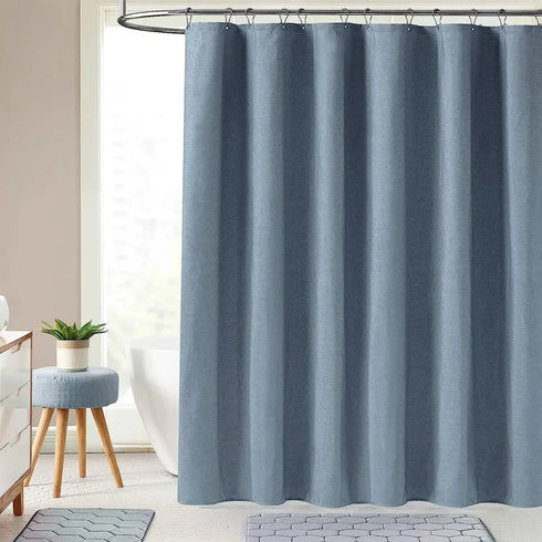 Rideau de douche bleu marine effet lin installé dans une salle de bain