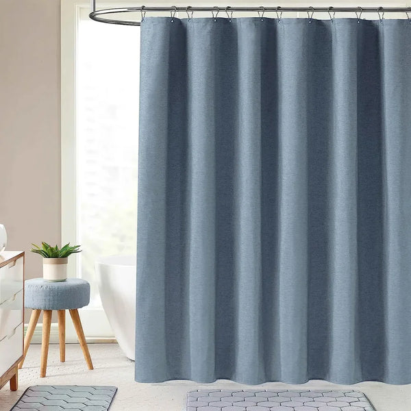 Rideau de douche bleu marine effet lin installé dans une salle de bain