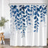 Rideau de douche motif branches tombantes bleu nuit dans une salle de bain