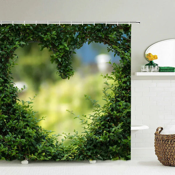 Rideau de douche motif cœur de feuillage vert dans une salle de bain