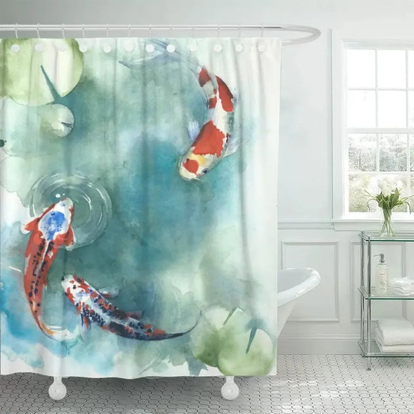 Rideau de douche motif carpes koï à l aquarelle et nénuphars dans une salle de bain