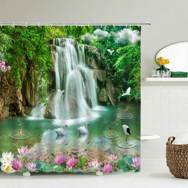Rideau de douche motif cascade tropicale et lotus roses dans une salle de bain