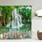 Rideau de douche motif cascade tropicale et lotus roses dans une salle de bain