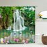 Rideau de douche motif cascade tropicale et lotus roses dans une salle de bain