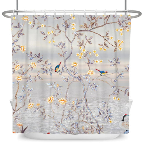 Rideau de douche motif chinoiserie oiseaux sur branches fleuries dans une salle de bain