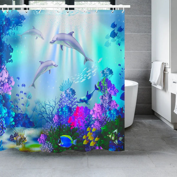 Rideau de douche motif dauphins et coraux roses aux tons pastel dans une salle de bain