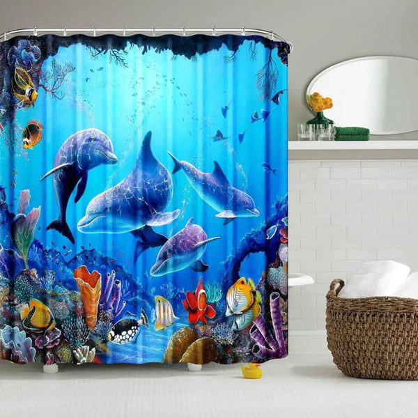 Rideau de douche motif dauphins nageant au-dessus d'un récif de corail et de poissons tropicaux dans une salle de bain