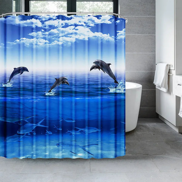 Rideau de douche motif dauphins sautant au-dessus de la mer sous un ciel bleu dans une salle de bain