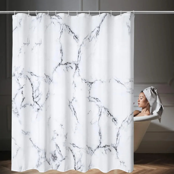 Rideau de douche effet marbre blanc devant une baignoire dans une salle de bain