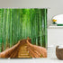 Rideau de douche motif escalier en bois dans une bambouseraie dans une salle de bain