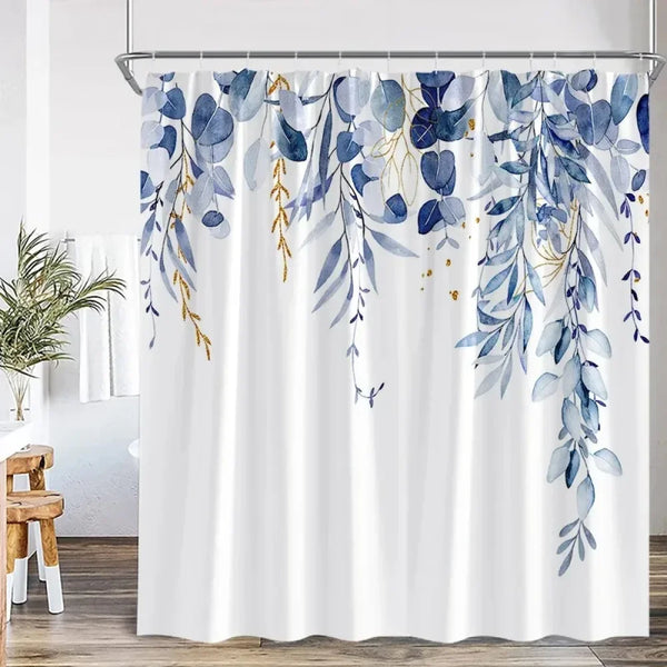 Rideau de douche motif feuillage bleu ciel retombant à touches dorées dans une salle de bain
