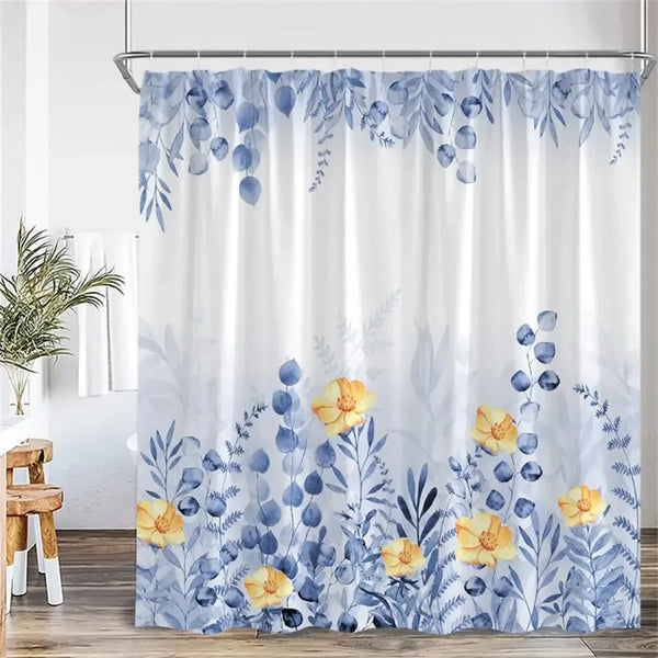 Rideau de douche motif feuillage bleu et fleurs jaunes dans une salle de bain