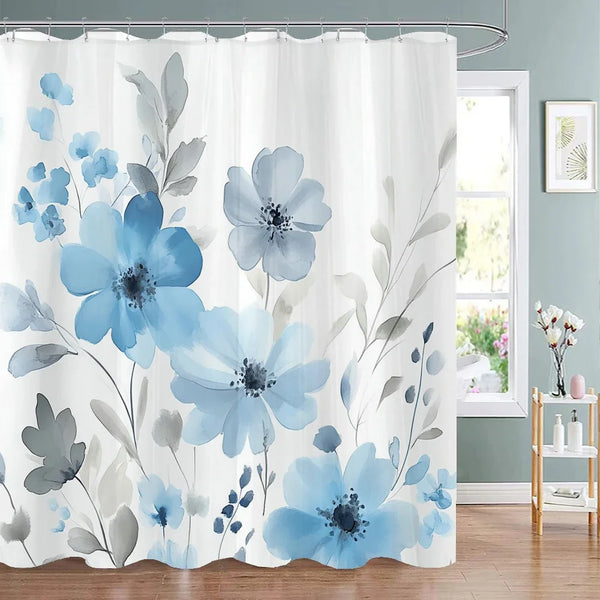 Rideau de douche motif fleurs bleues et grises à l aquarelle dans une salle de bain