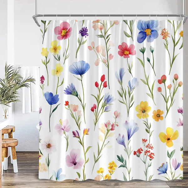 Rideau de douche motif fleurs multicolores printanières dans une salle de bain