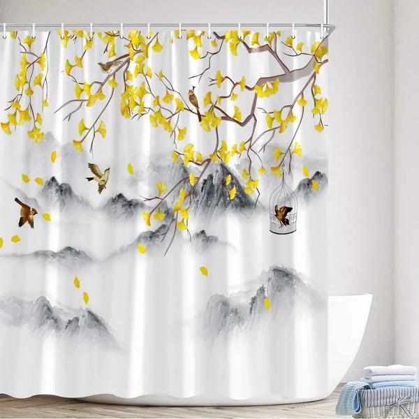 Rideau de douche motif ginkgo doré et montagnes à l encre dans une salle de bain