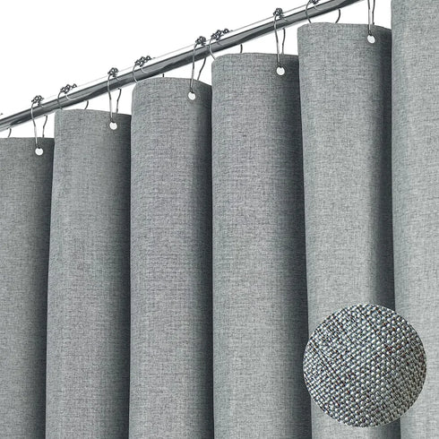 Rideau de douche gris effet lin suspendu par des crochets en métal argenté