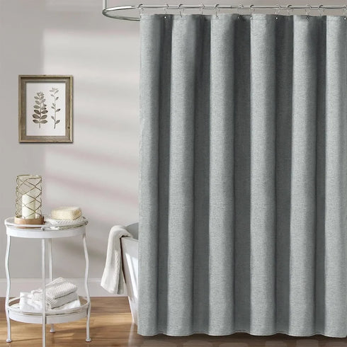 Rideau de douche gris effet lin installé dans une salle de bain