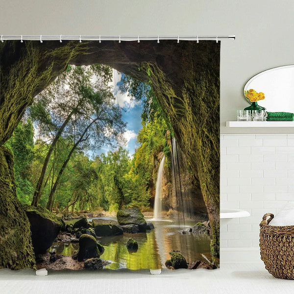Rideau de douche motif grotte et cascade en forêt dans une salle de bain