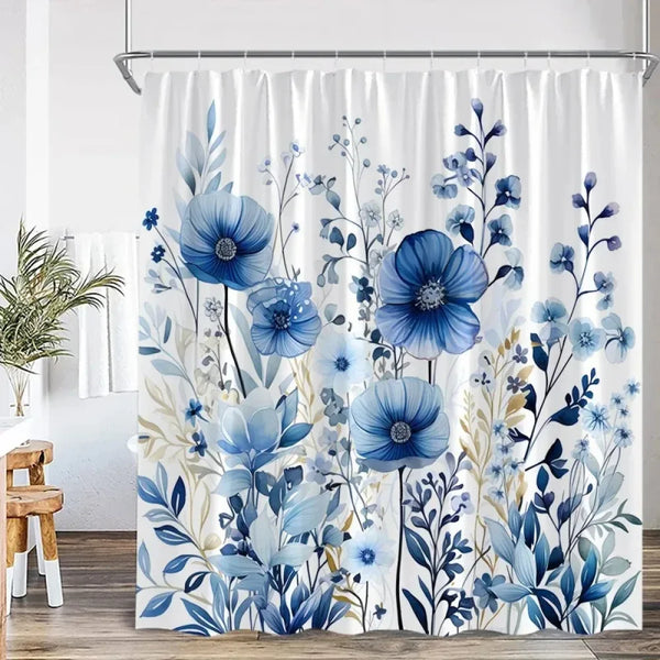 Rideau de douche motif jardin de fleurs bleu indigo dans une salle de bain