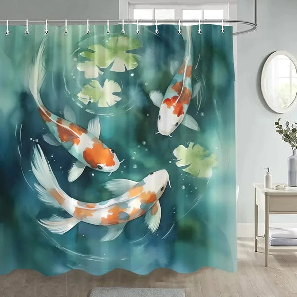 Rideau de douche motif carpes koï orange sur eau émeraude dans une salle de bain