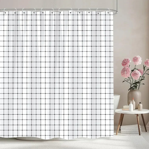 Rideau de douche à petits carreaux graphiques coloris blanc dans une salle de bain