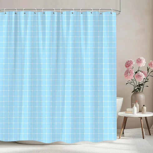 Rideau de douche à petits carreaux graphiques coloris bleu ciel dans une salle de bain