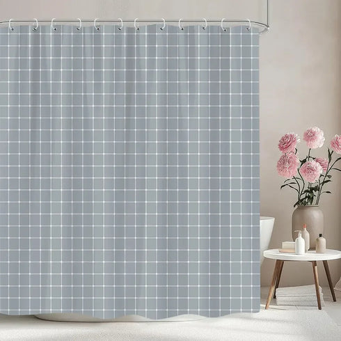 Rideau de douche à petits carreaux graphiques coloris gris dans une salle de bain