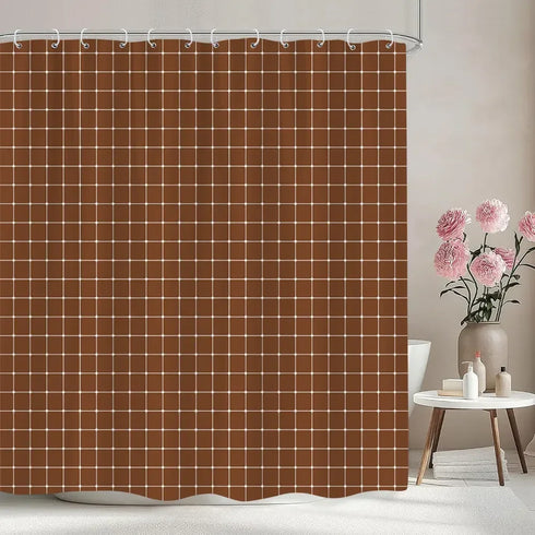 Rideau de douche à petits carreaux graphiques coloris marron dans une salle de bain