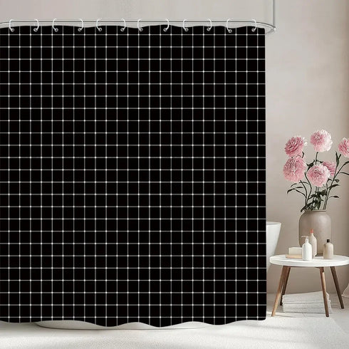Rideau de douche à petits carreaux graphiques coloris noir dans une salle de bain